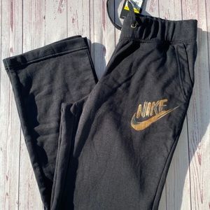 NWT NIKE women’s sweat pants